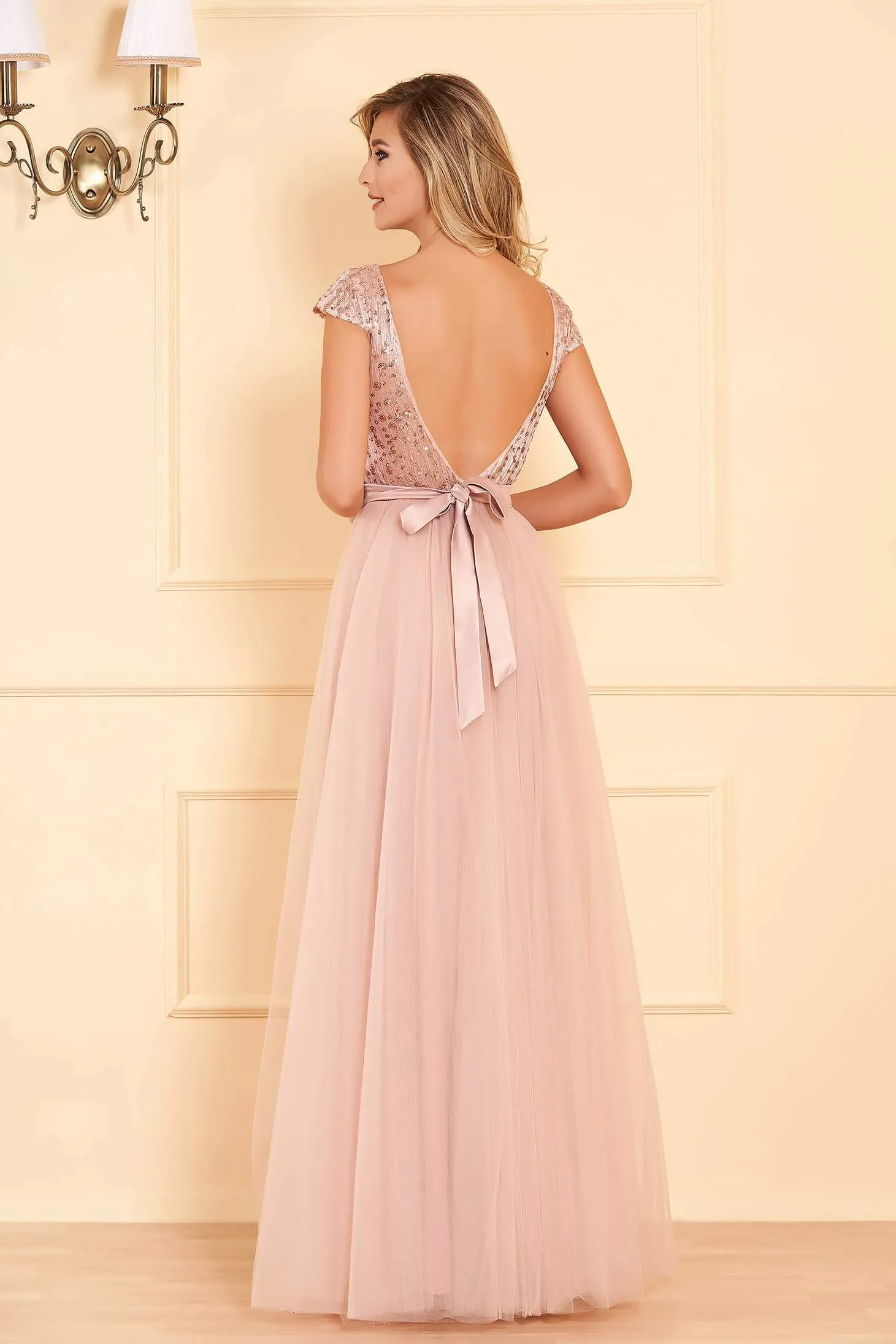 Abito lungo rosa Artista con corpetto aderente a schiena scoperta e gonna ampia in tulle con spacchi