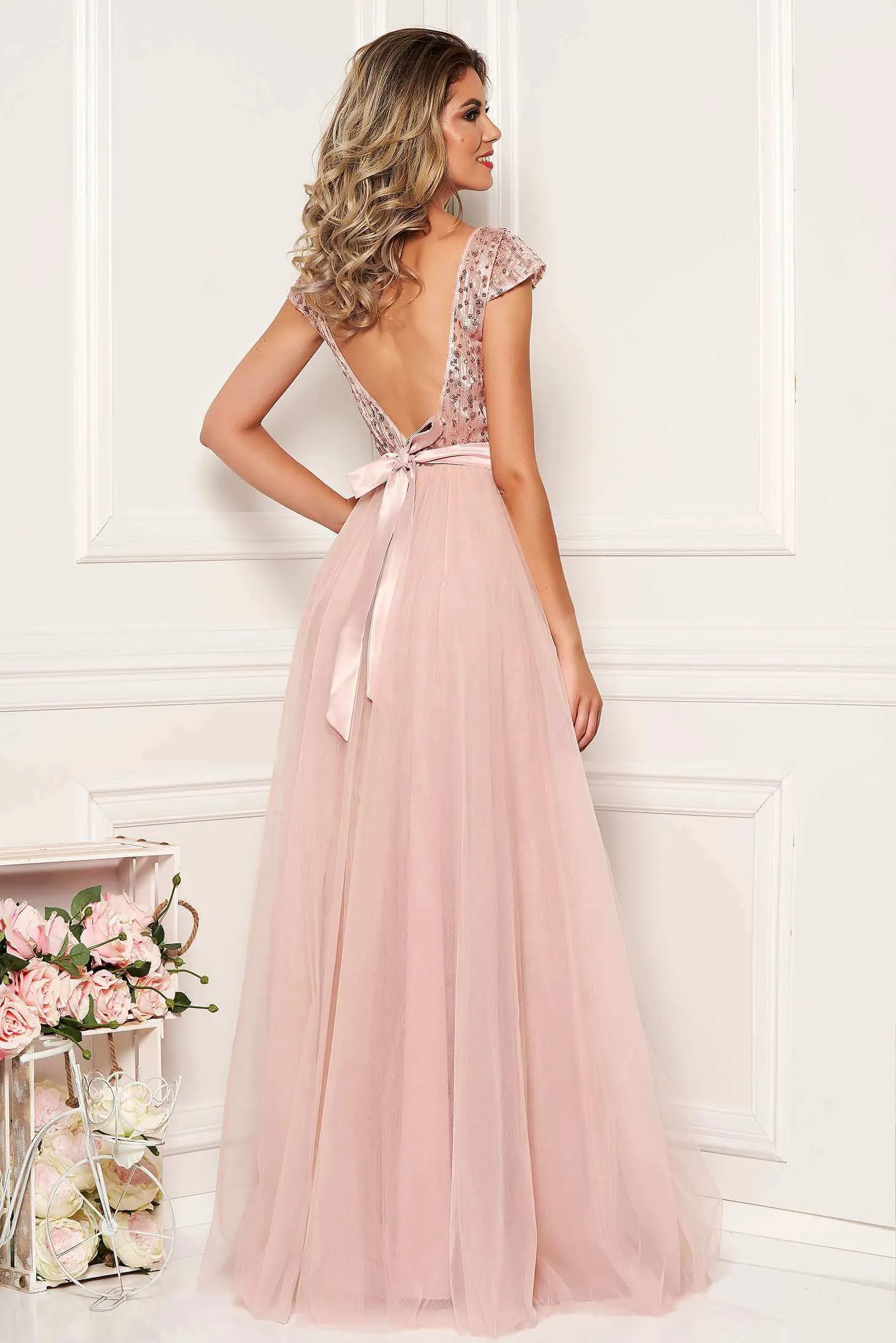 Abito lungo rosa Artista con corpetto aderente a schiena scoperta e gonna ampia in tulle con spacchi