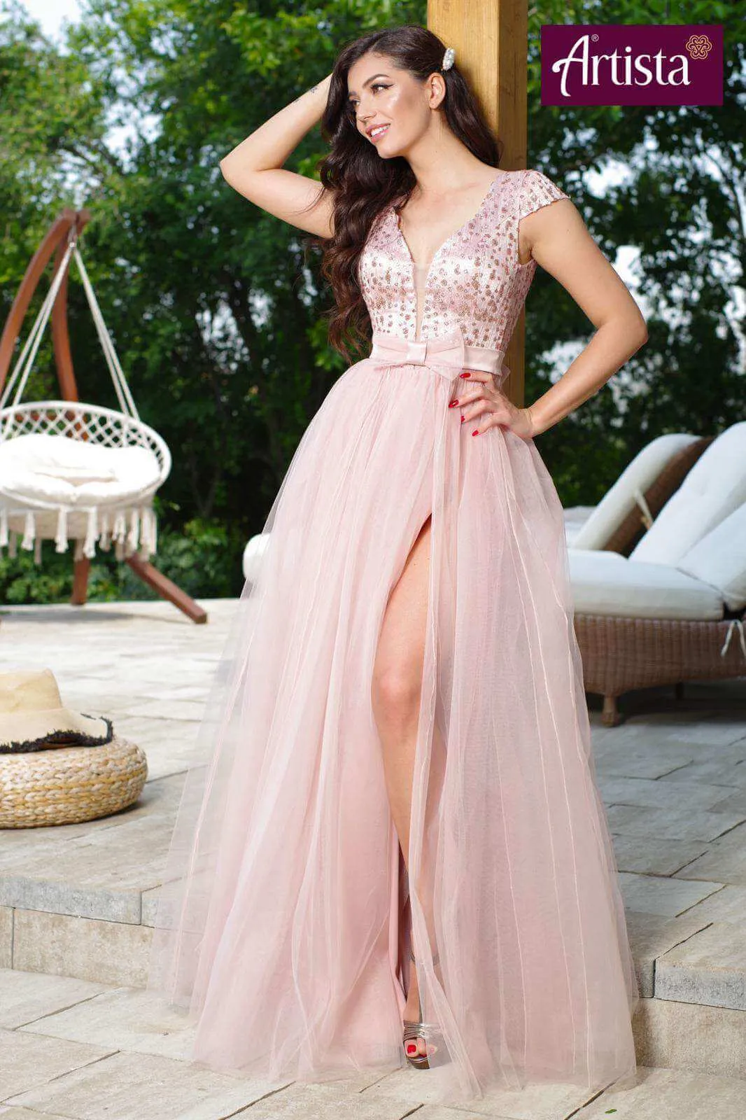 Abito lungo rosa Artista con corpetto aderente a schiena scoperta e gonna ampia in tulle con spacchi