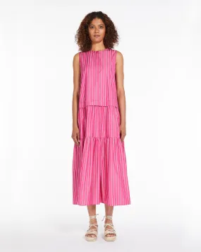 Abito smanicato lungo fucsia in cotone a righe bianche con balze al fondo e colletto alla coreana