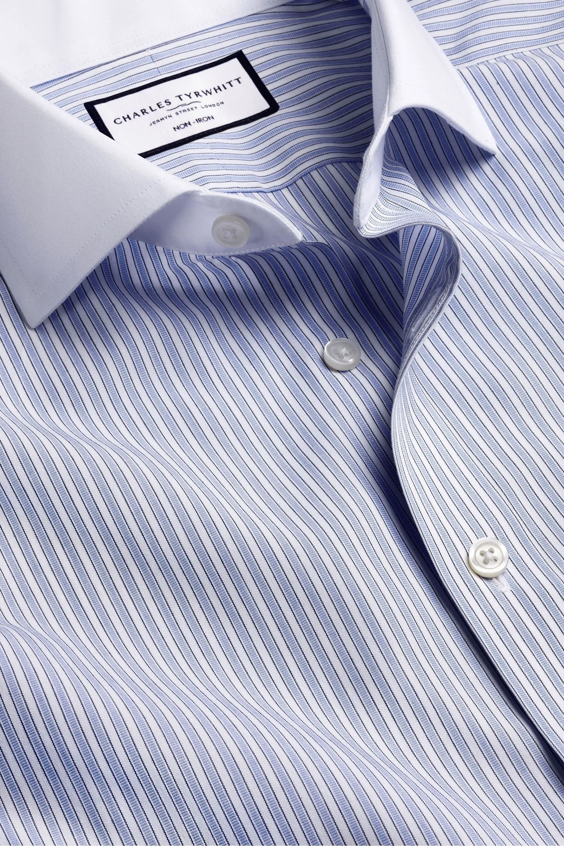 Charles Tyrwhitt - Camicia A righe in popeline no-stiro con scritta 