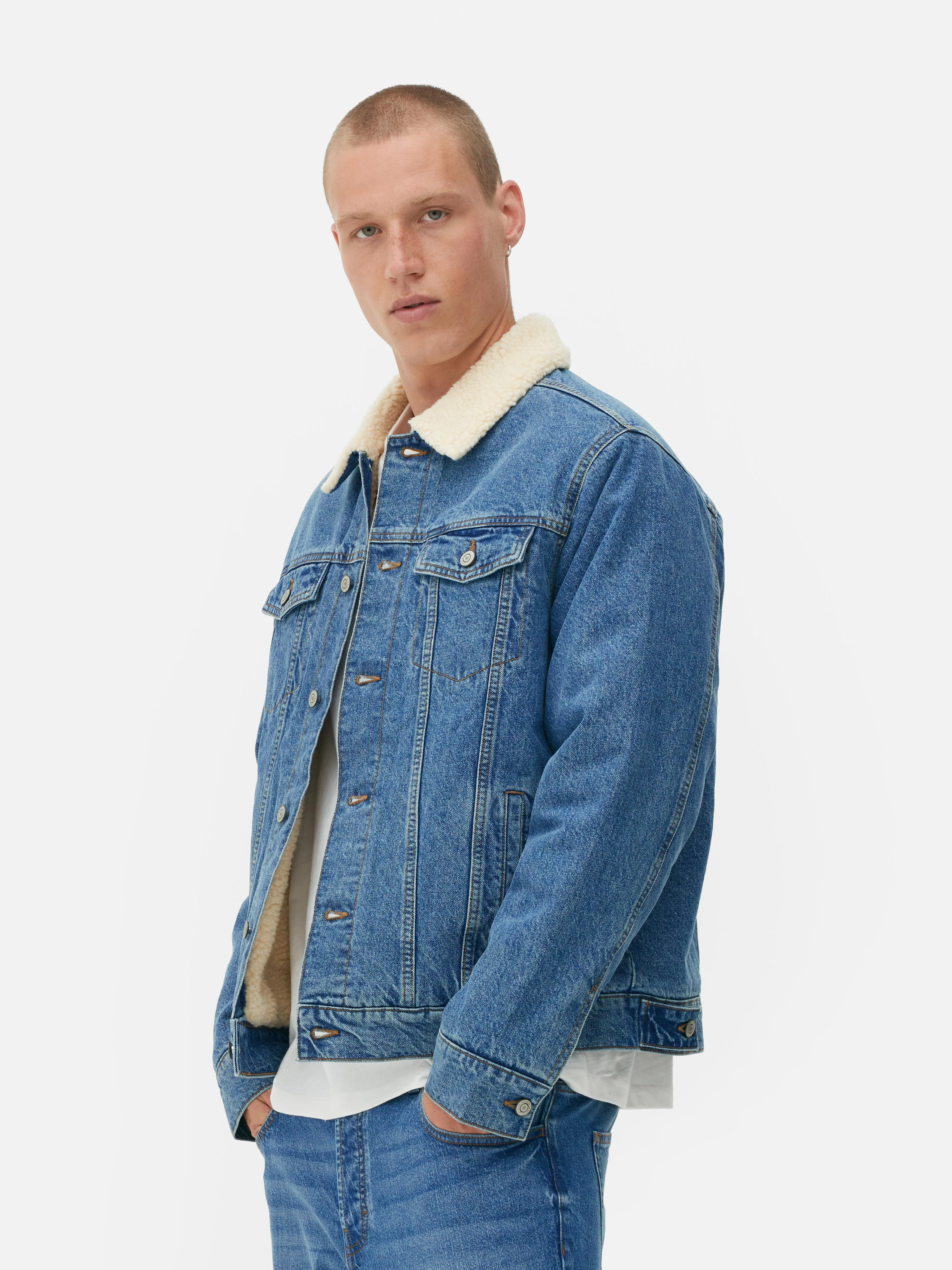 Giacca trucker in denim con colletto in sherpa