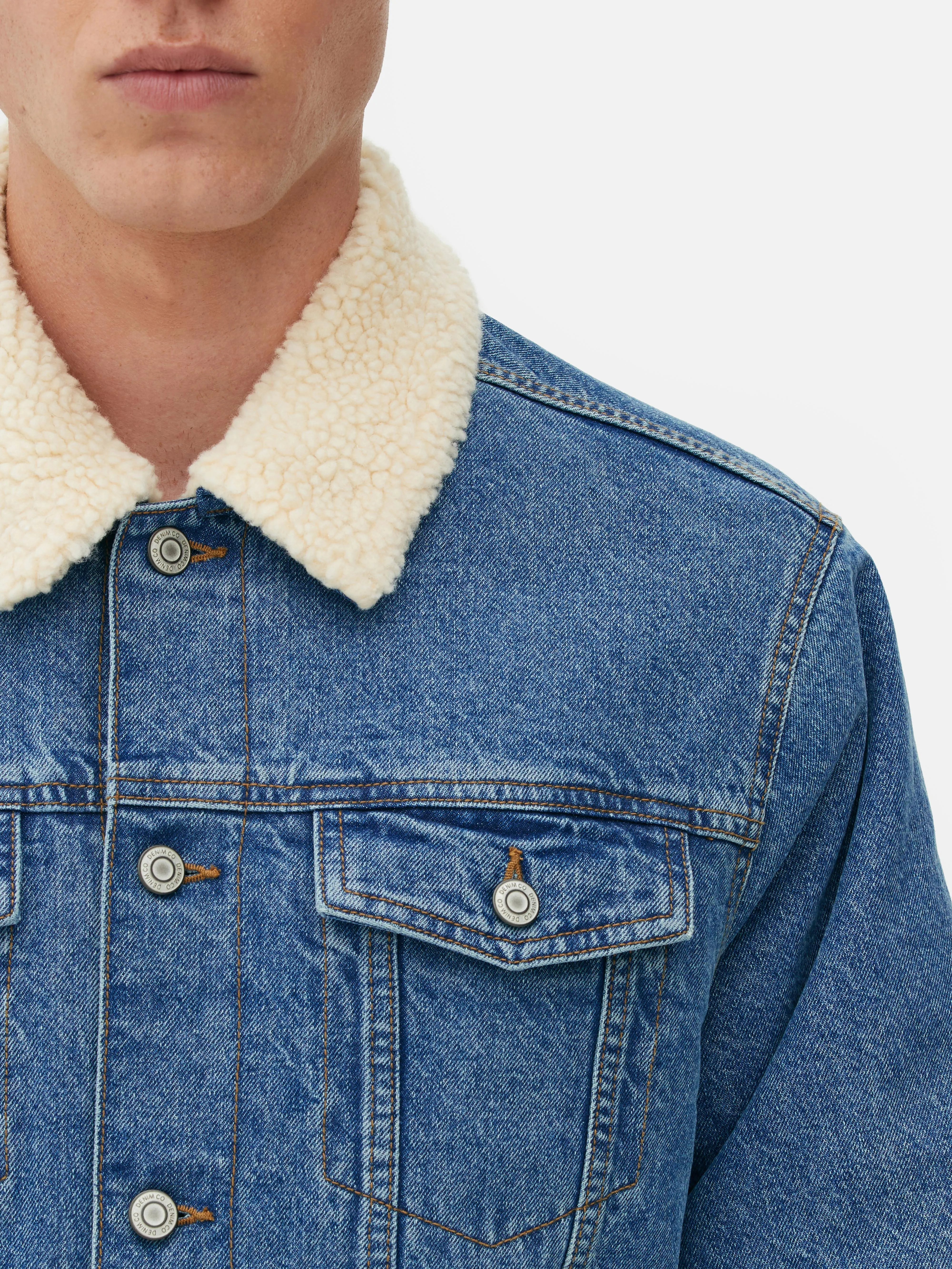 Giacca trucker in denim con colletto in sherpa