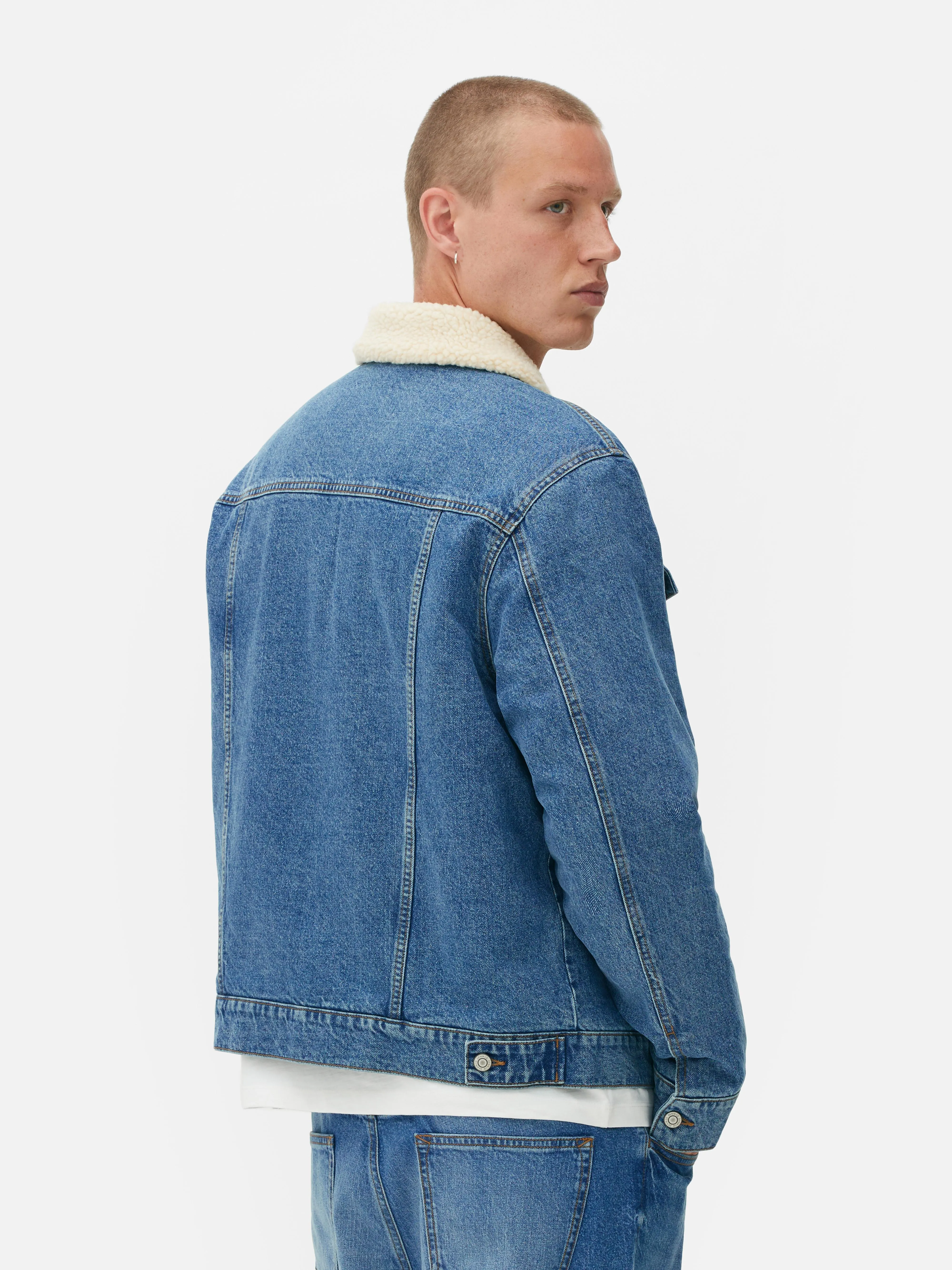 Giacca trucker in denim con colletto in sherpa