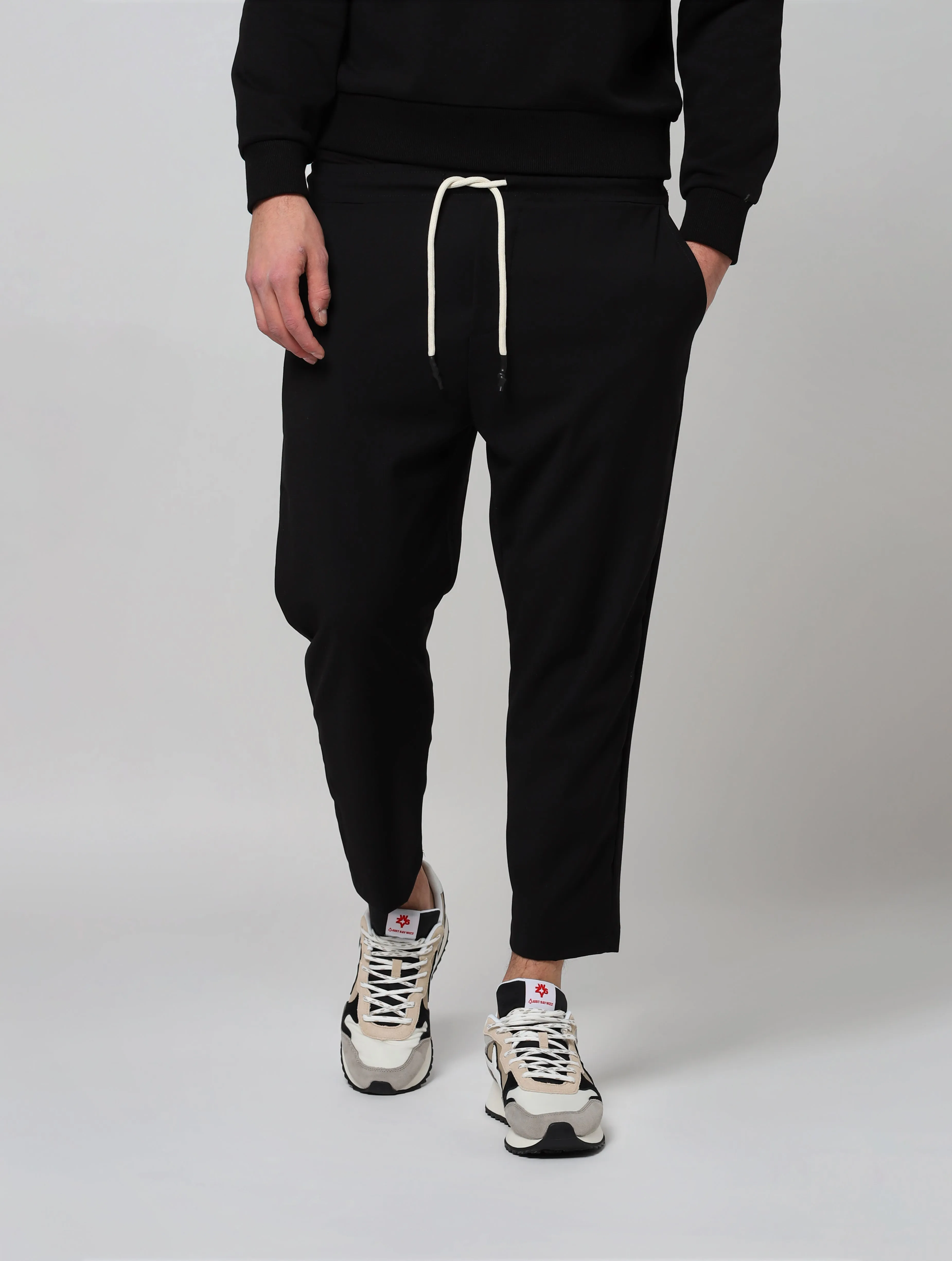 Pantaloni con laccio beige. 2 tasche america e 1 tasca a filetto posteriore, con polsini finali PL18BLACK