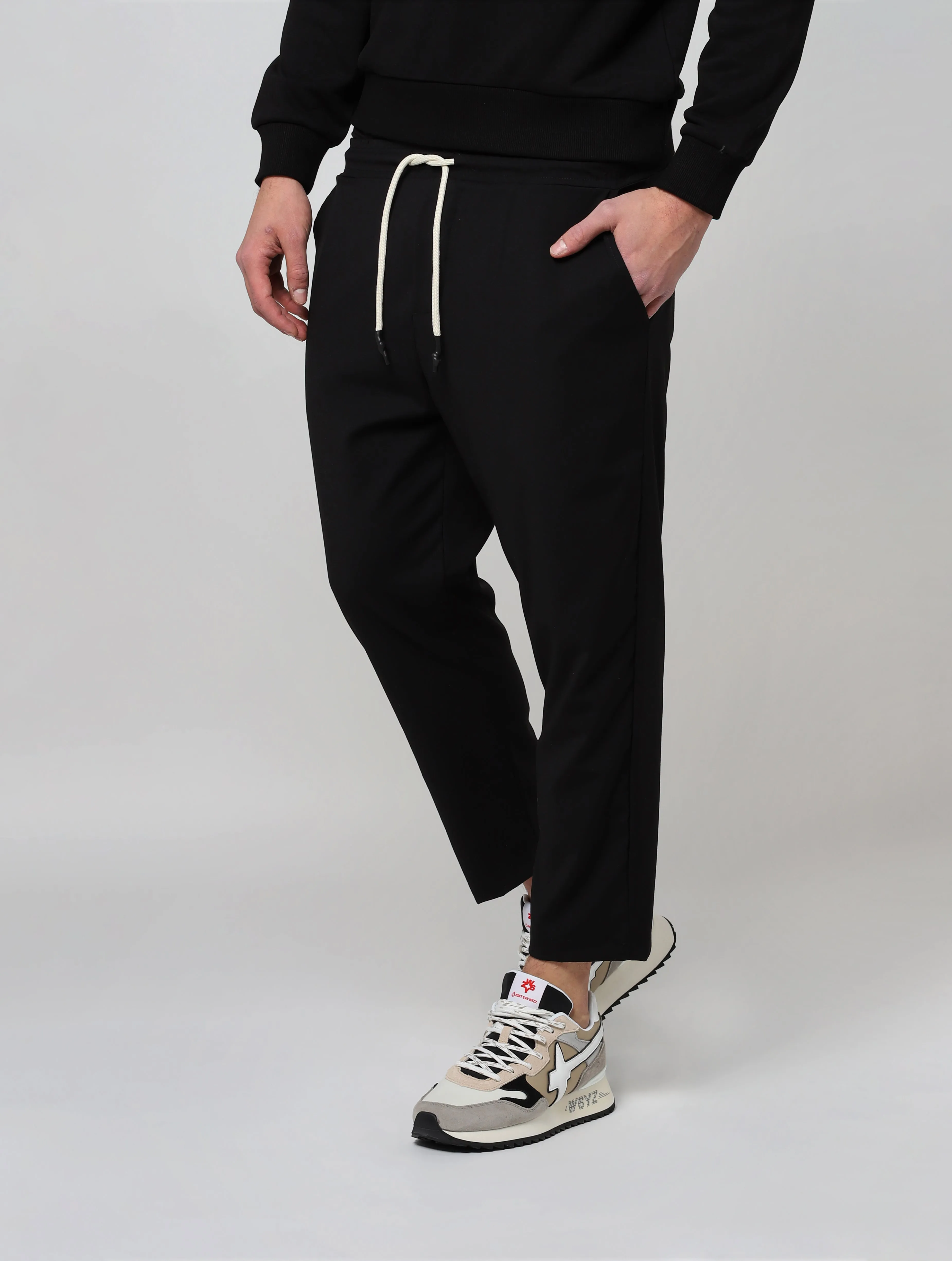Pantaloni con laccio beige. 2 tasche america e 1 tasca a filetto posteriore, con polsini finali PL18BLACK