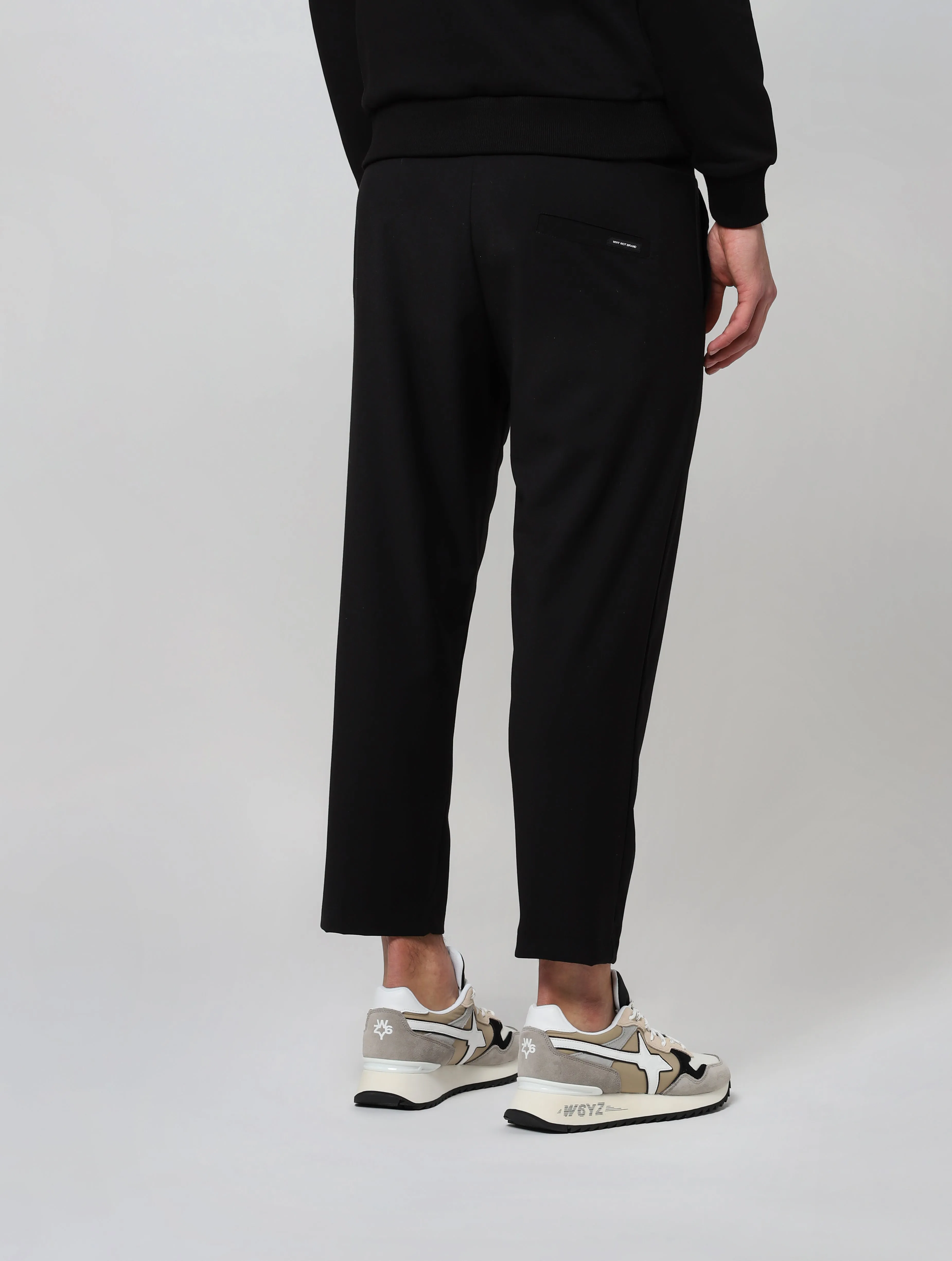 Pantaloni con laccio beige. 2 tasche america e 1 tasca a filetto posteriore, con polsini finali PL18BLACK
