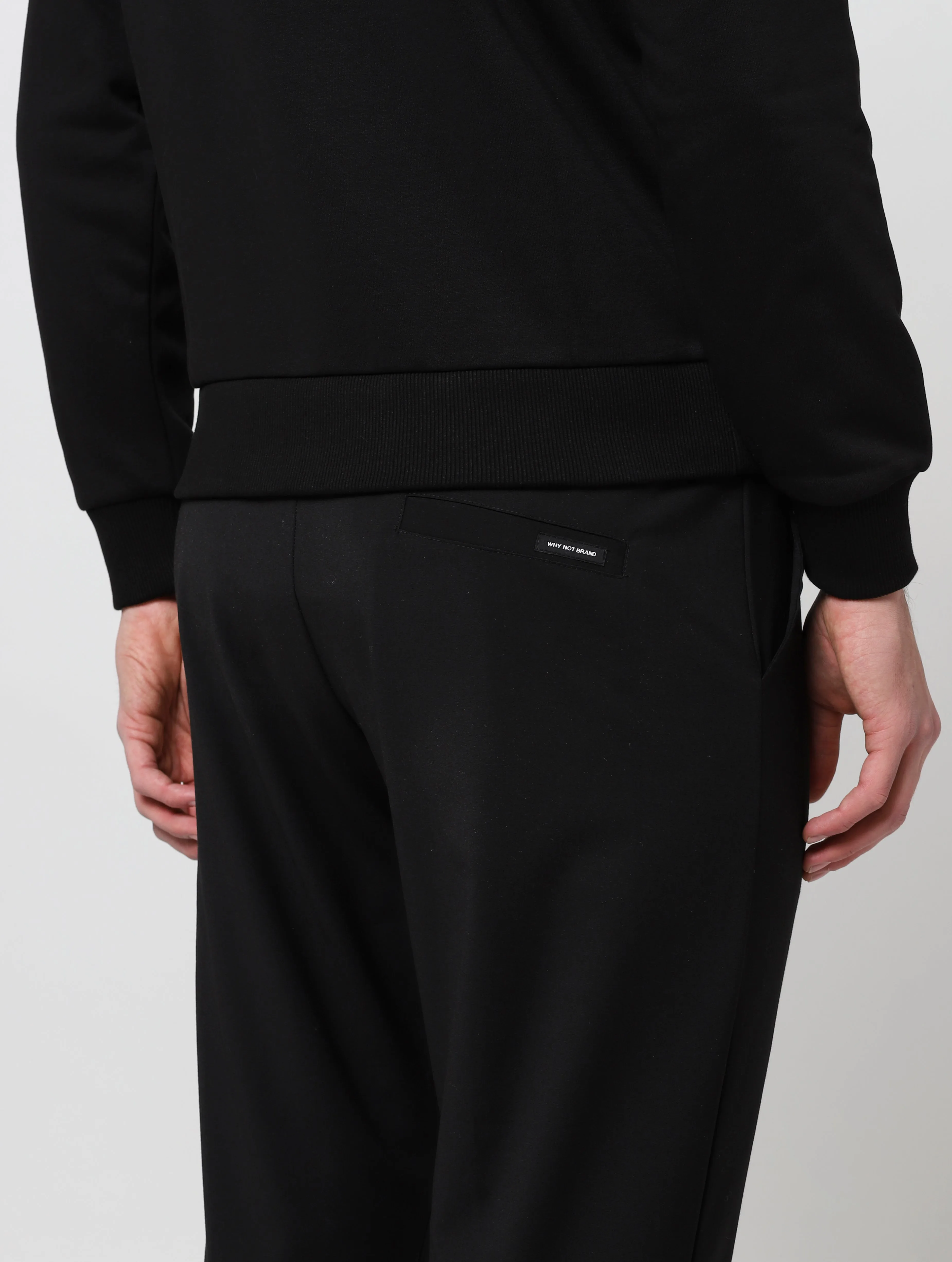 Pantaloni con laccio beige. 2 tasche america e 1 tasca a filetto posteriore, con polsini finali PL18BLACK