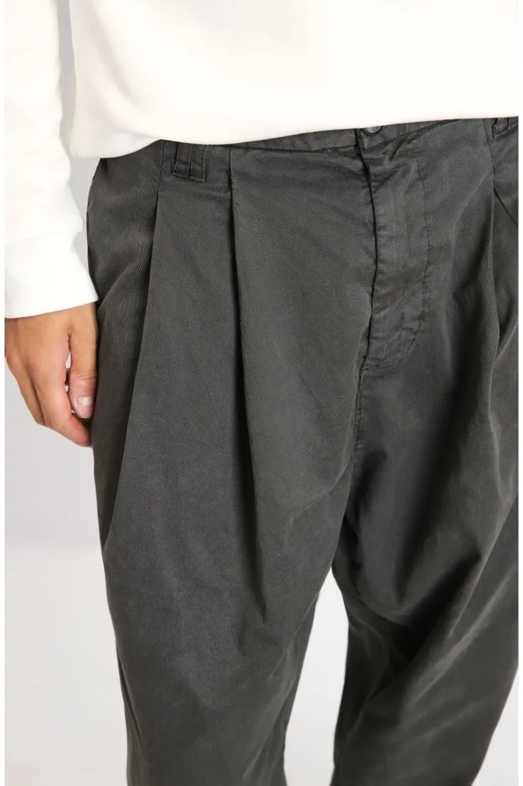 Pantaloni slim con pinces