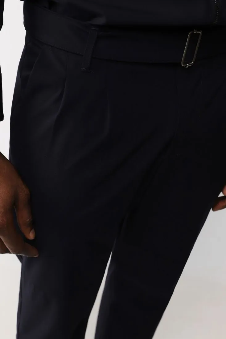 Pantaloni slim-fit monocolour con pinces e cintura
