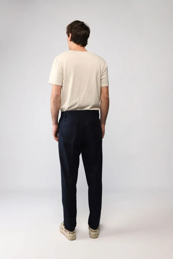 Pantaloni straight monocolour con pinces e orli risvoltati