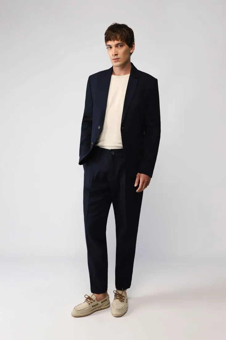 Pantaloni straight monocolour con pinces e orli risvoltati