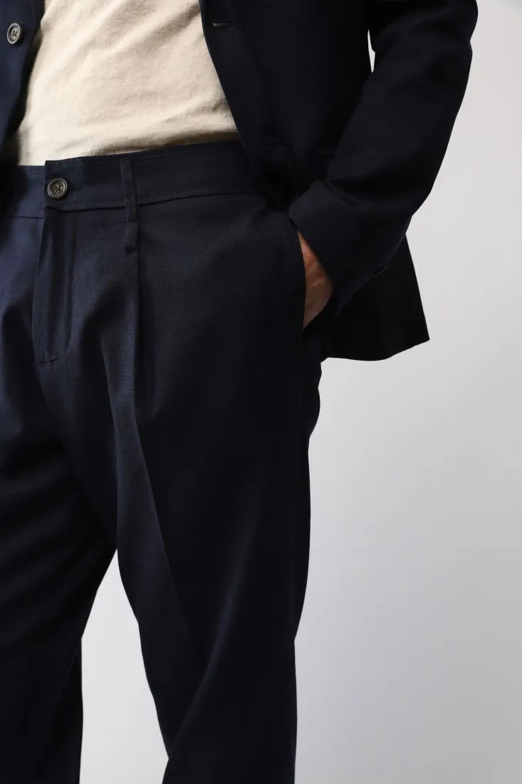 Pantaloni straight monocolour con pinces e orli risvoltati