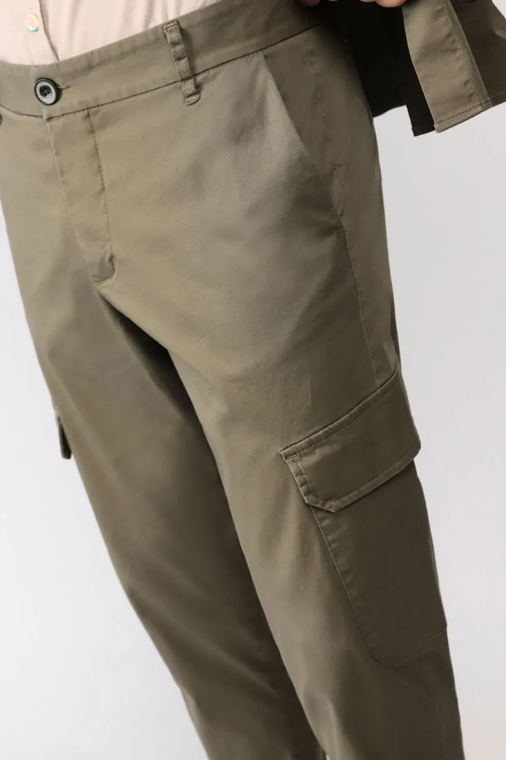 Pantaloni straight monocolour con tasche laterali applicate