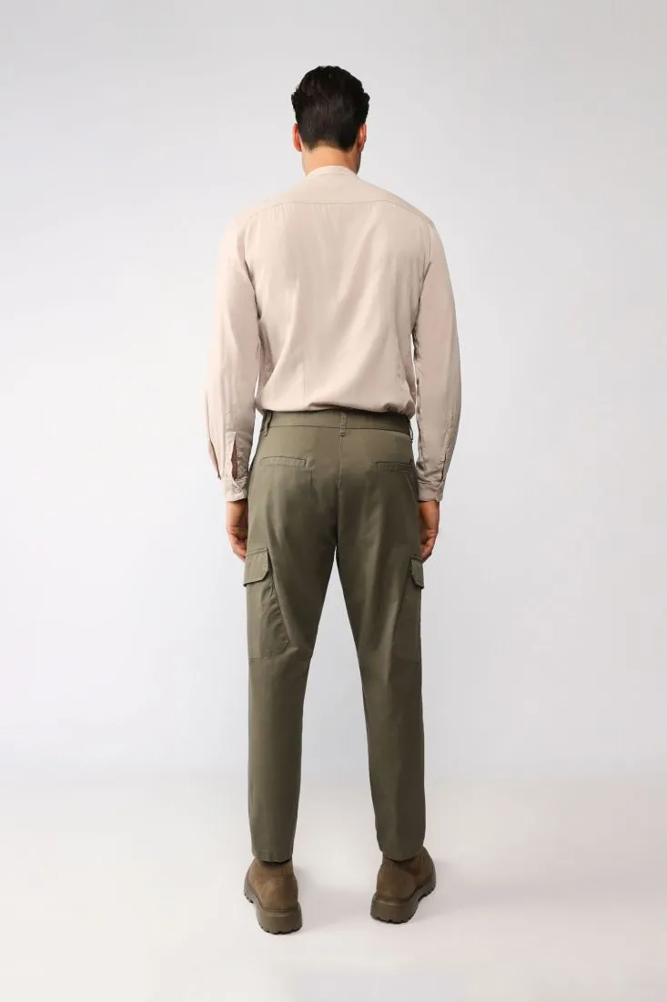 Pantaloni straight monocolour con tasche laterali applicate