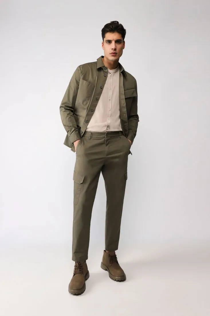 Pantaloni straight monocolour con tasche laterali applicate
