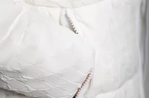 Piumino corto con cappuccio, bianco